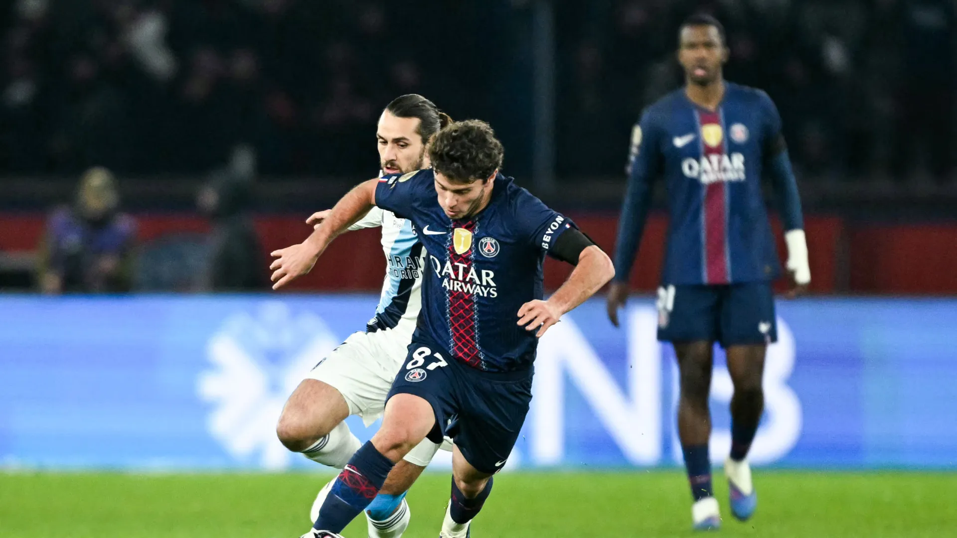 
                    Paris Saint-Germain vence Paris FC e segue a um ponto do líder Lens
                