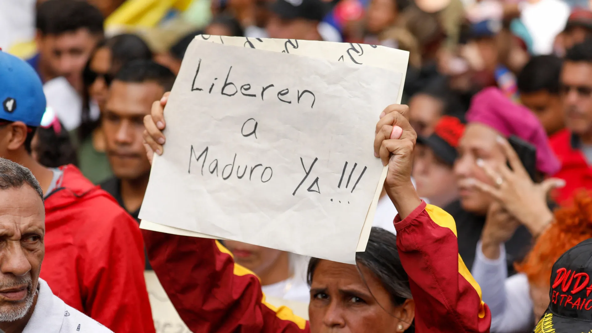 
                    Milhares saem à rua em Caracas e exigem regresso de Nicolás Maduro
                