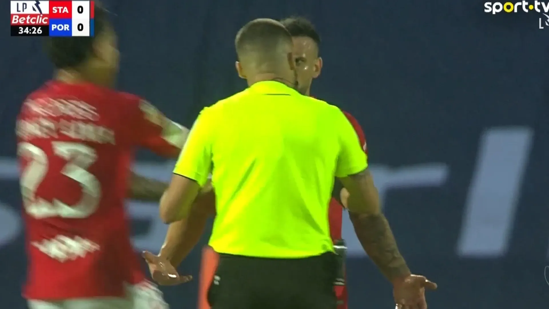 
                    Ambiente ferveu. Árbitro agarrou Luís Rocha e central reagiu desta forma
                