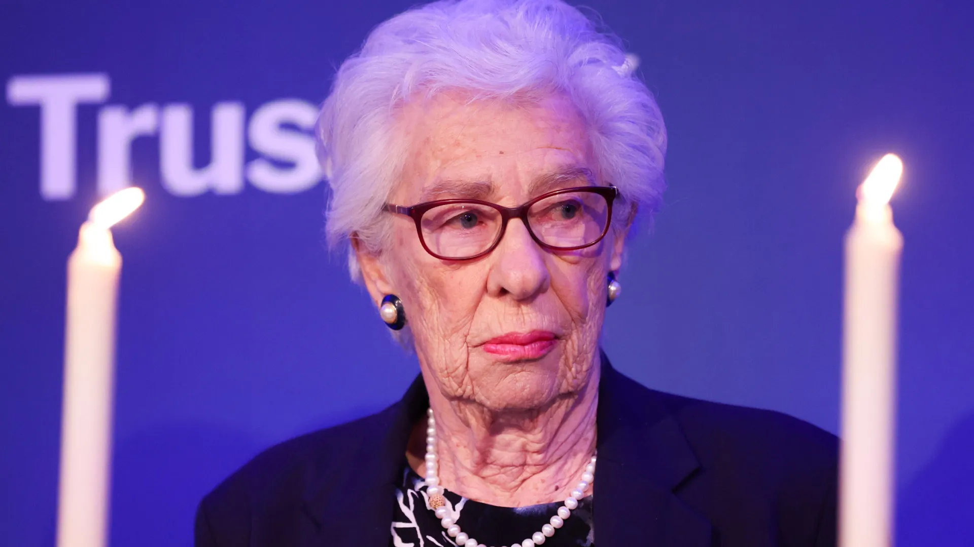 
                    Morreu Eva Schloss, sobrevivente do Holocausto e meia-irmã de Anne Frank
                