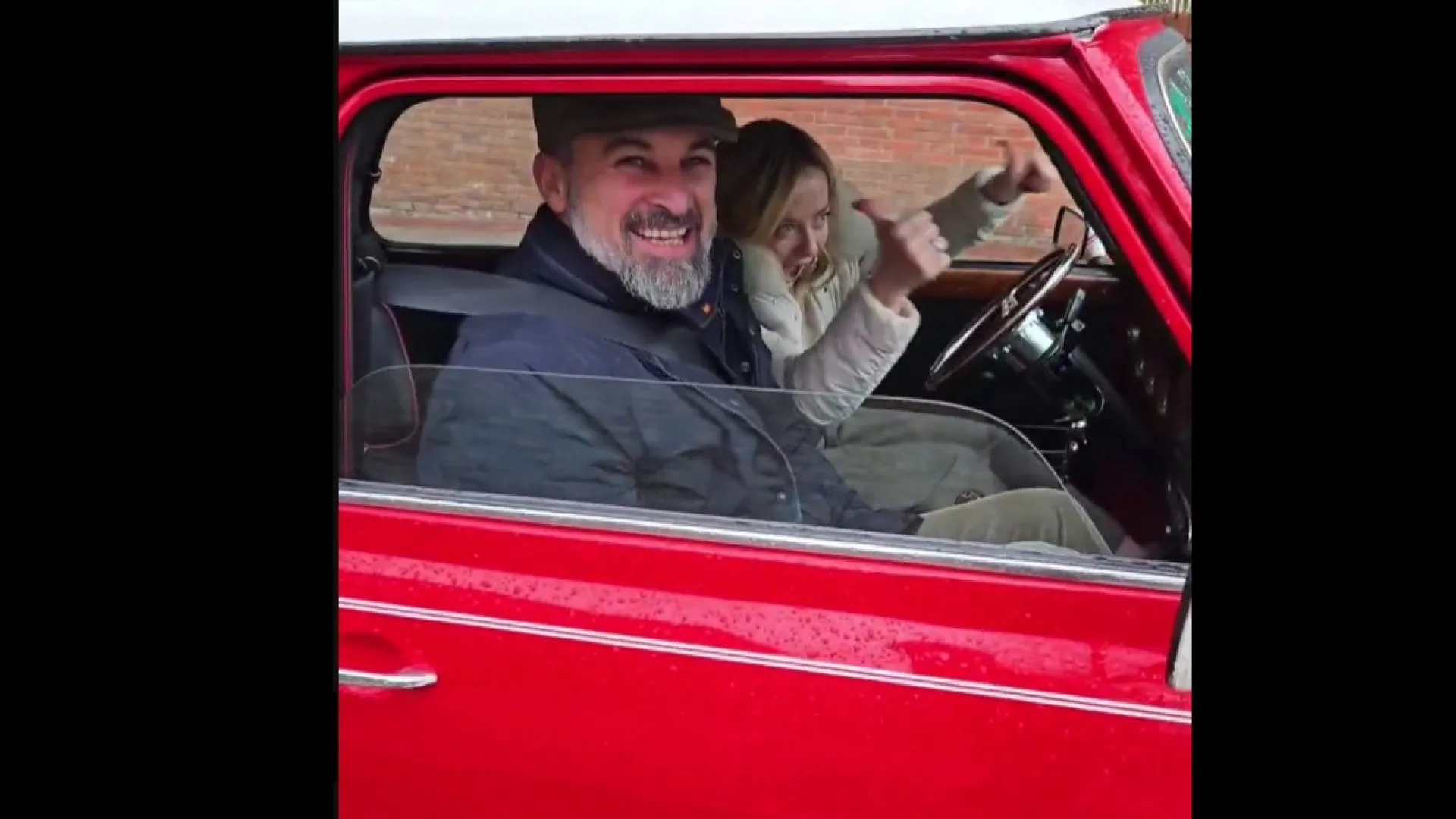 
                    Meloni e Abalos calam rumores de rutura a bordo de Mini vermelho
                