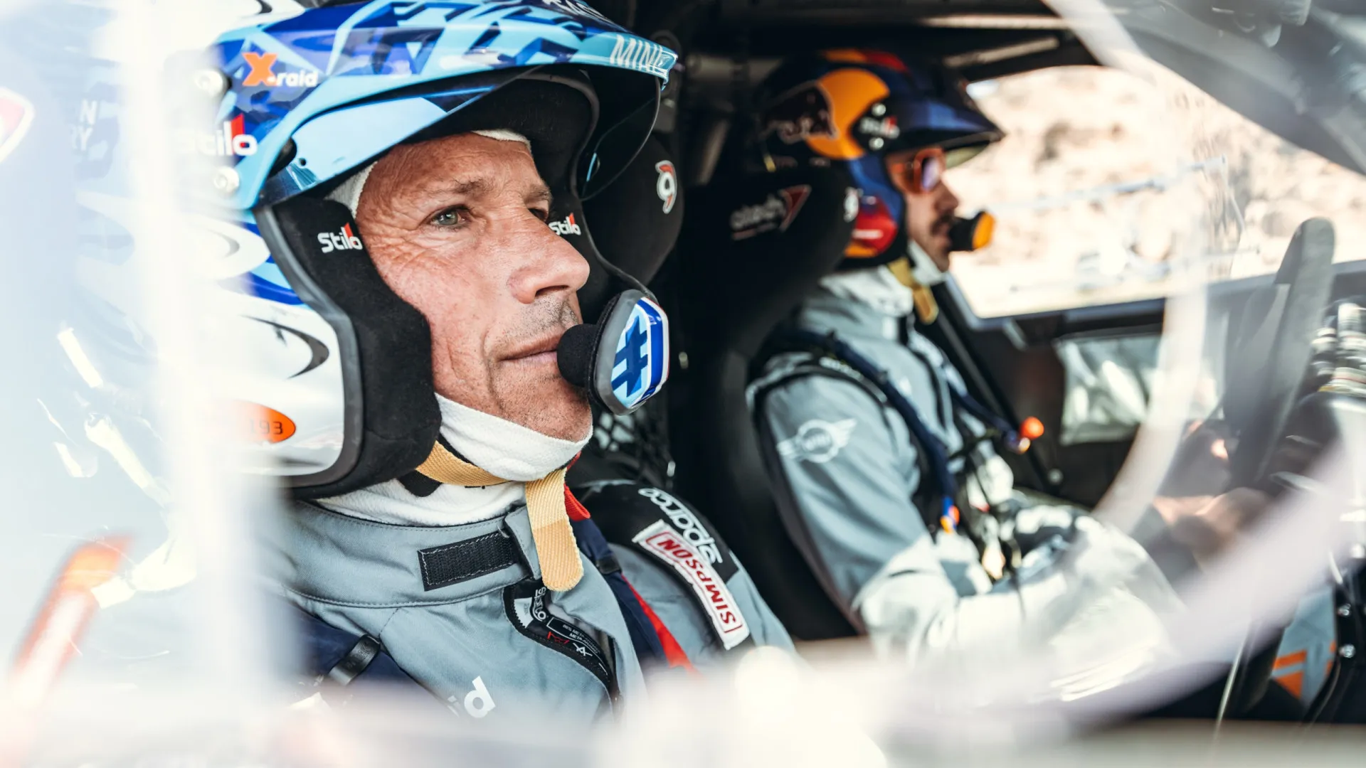
                    Co-piloto volta ao Dakar um ano após amputar perna (e já ganhou etapa)
                