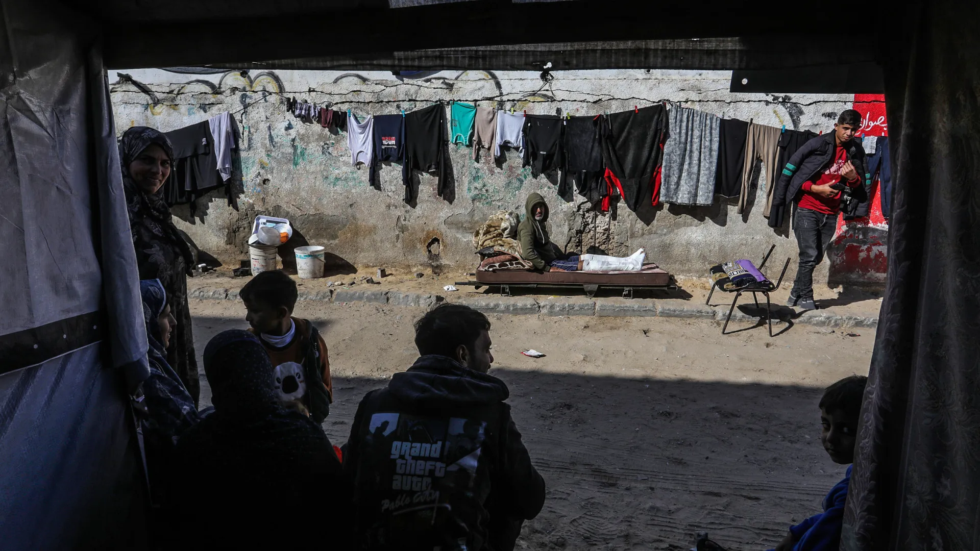 
                    Palestinianos esperam pela reabertura da passagem de Rafah
                