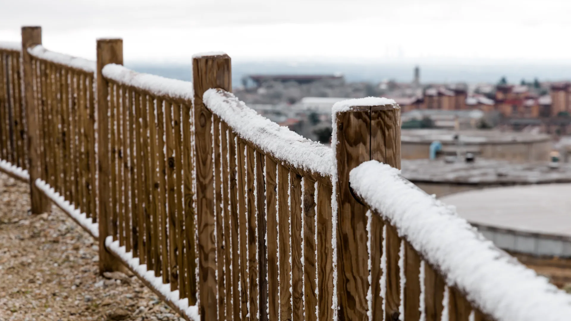 
                    Queda de neve corta estrada municipal entre Cinfães e Castro Daire
                