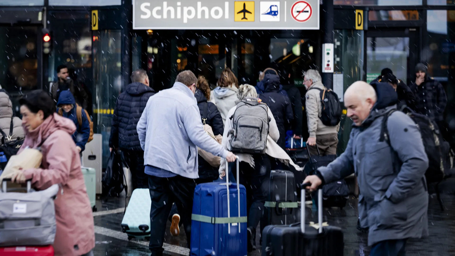 
                    Neve paralisa transportes em Amesterdão: Há cerca de 500 voos cancelados
                
