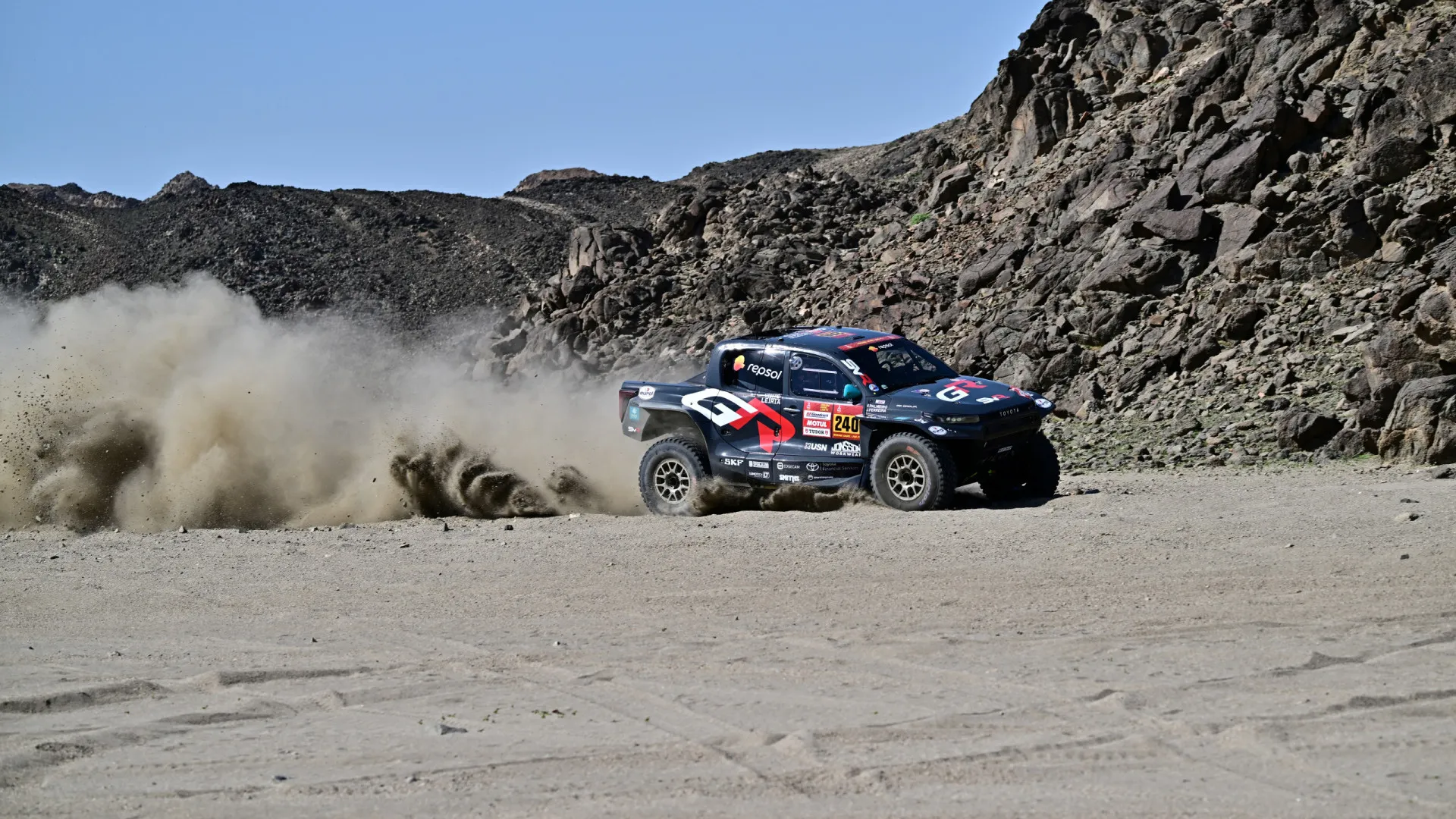 
                    Dakar 2026: Al-Attiyah assume liderança num dia com top 5 português
                