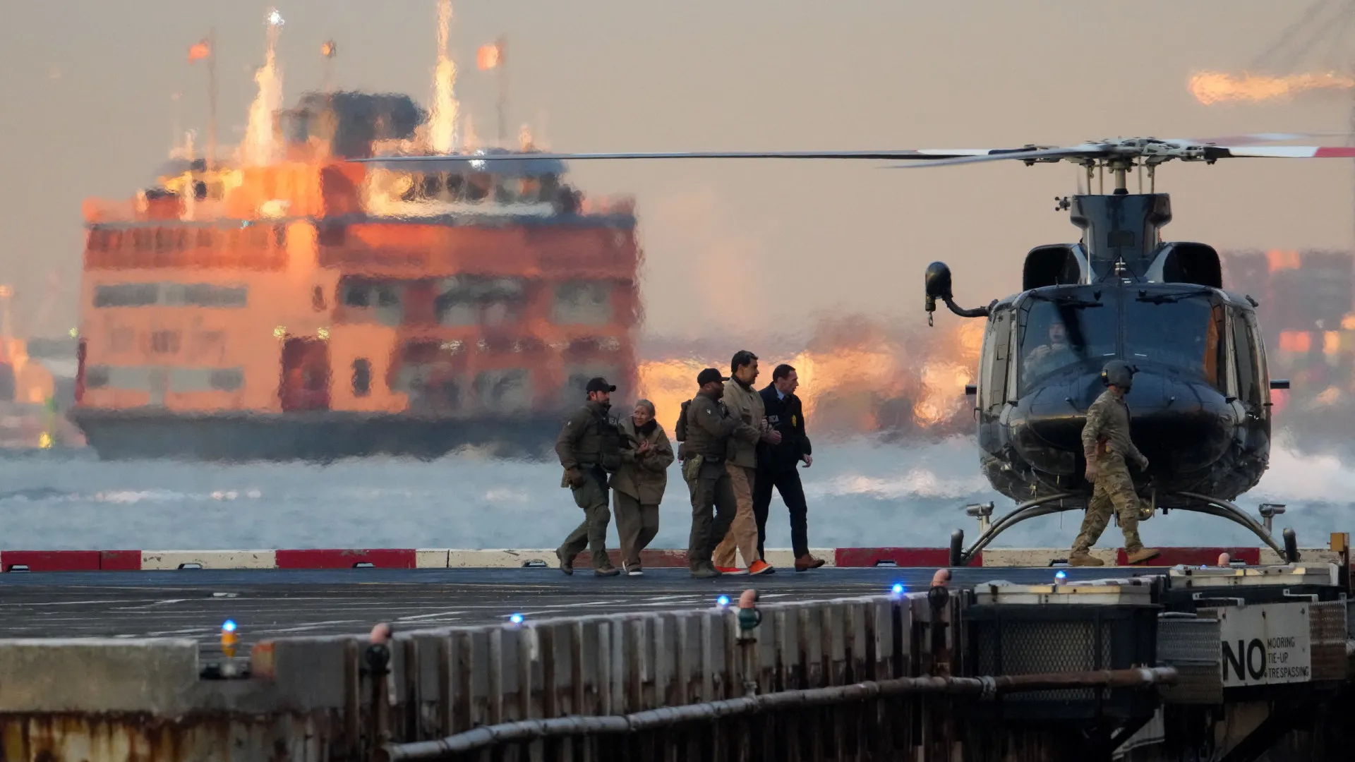 
                    Duas pessoas detidas por comemorarem captura de Maduro
                