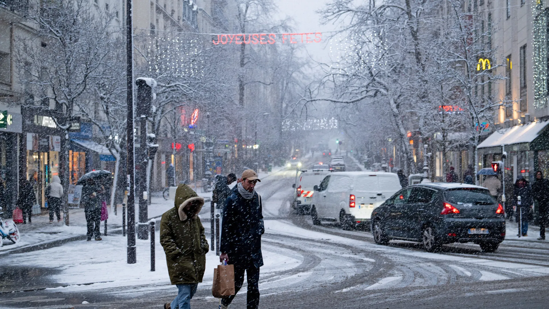 
                    Aeroportos de Paris suspendem 15% dos voos até à noite devido à neve
                
