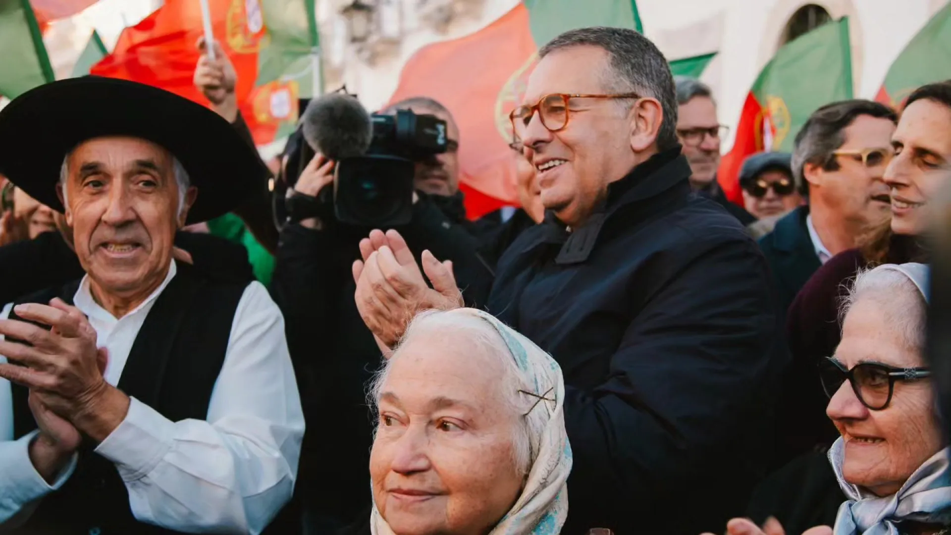 
                    Seguro vê adversários a atacarem-se. Alerta para 