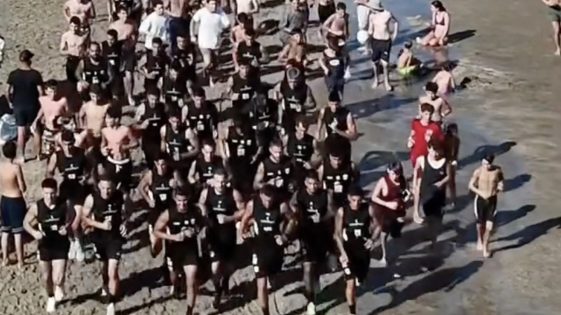 Ver para crer. Clube argentino treina na praia... e multidão corre atrás