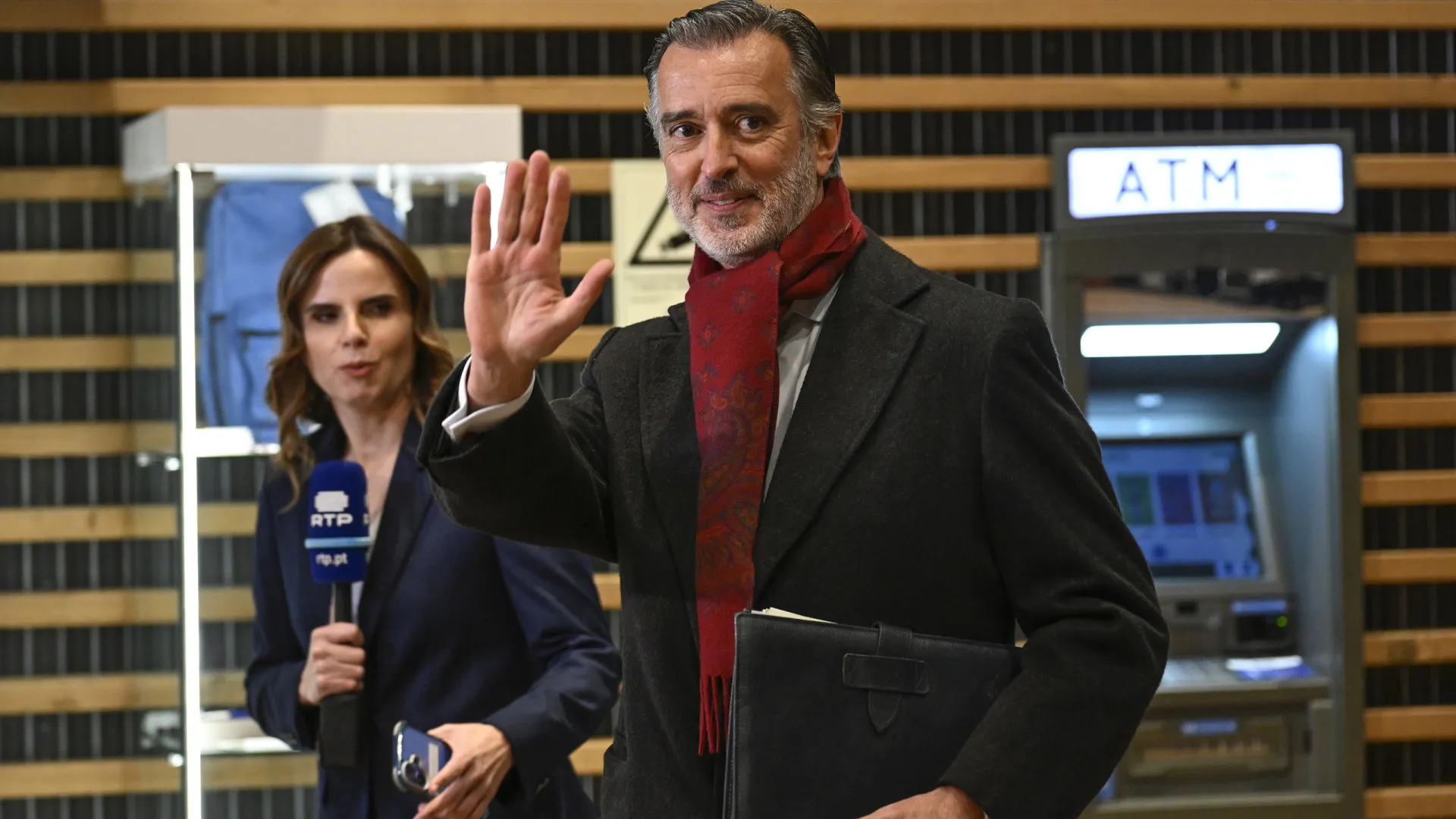 
                    Cotrim Figueiredo considera tardia compra de 275 ambulâncias para o INEM
                