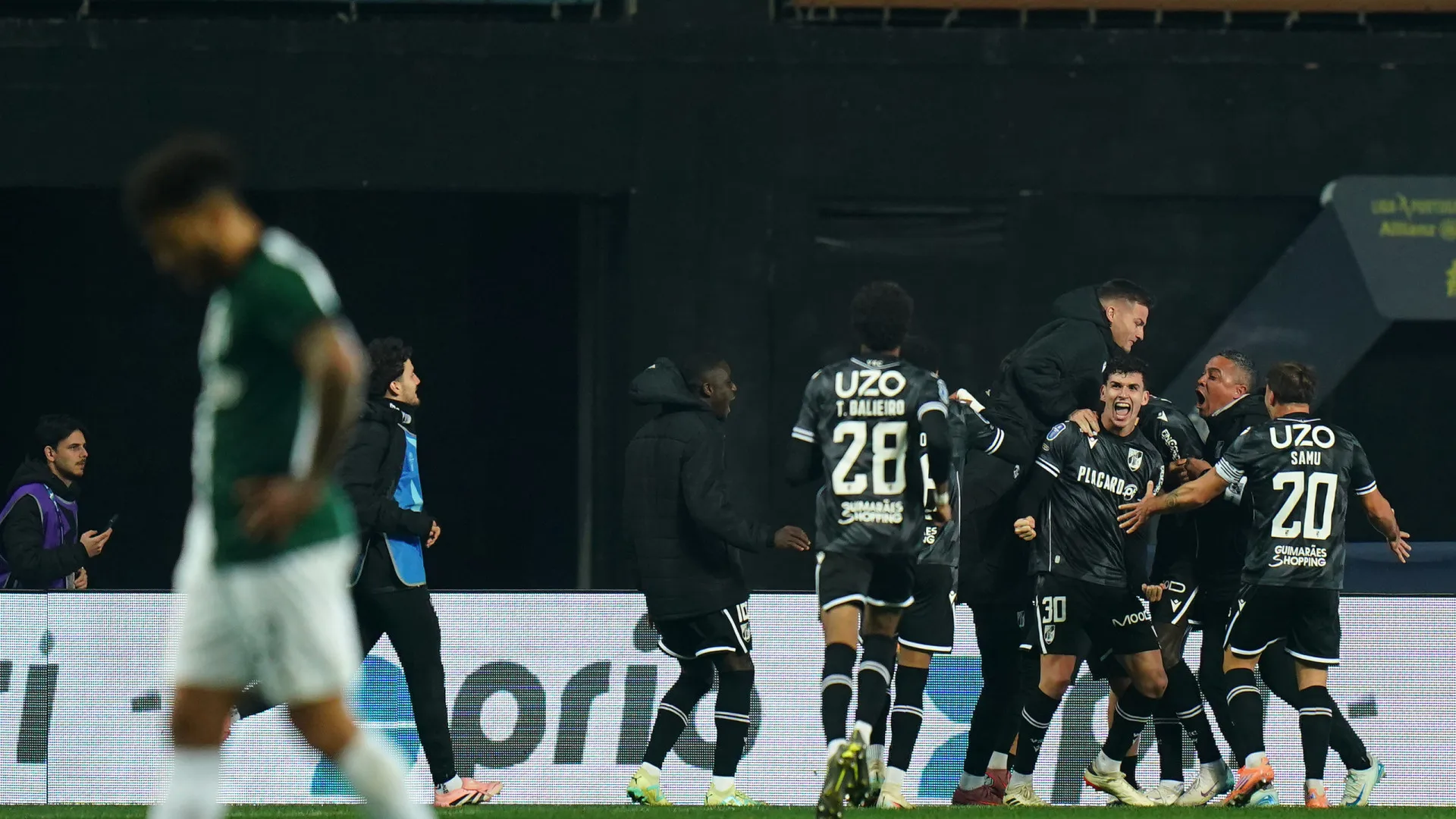 
                    Assim (N)doye mais. Herói vitoriano abate Sporting rumo à conquista
                