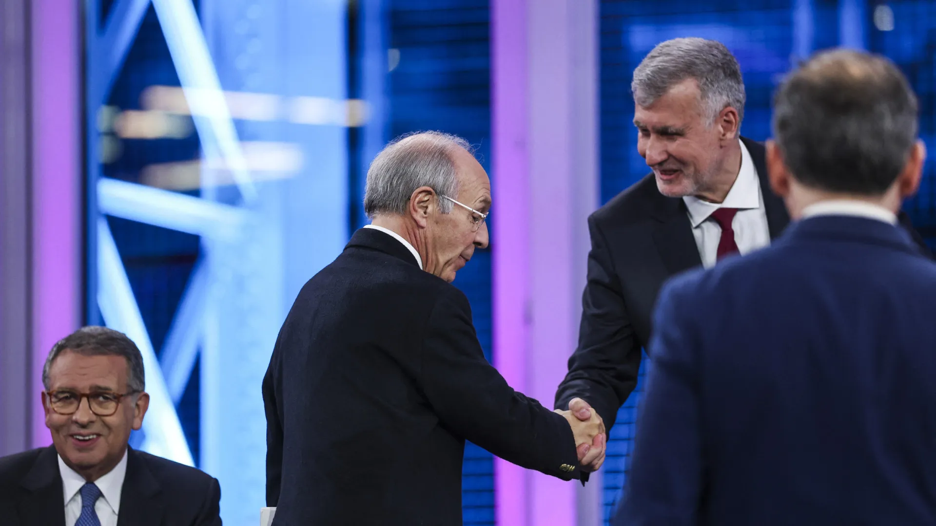 Melo atira a Marques Mendes, que nega ser "facilitador de negócios"