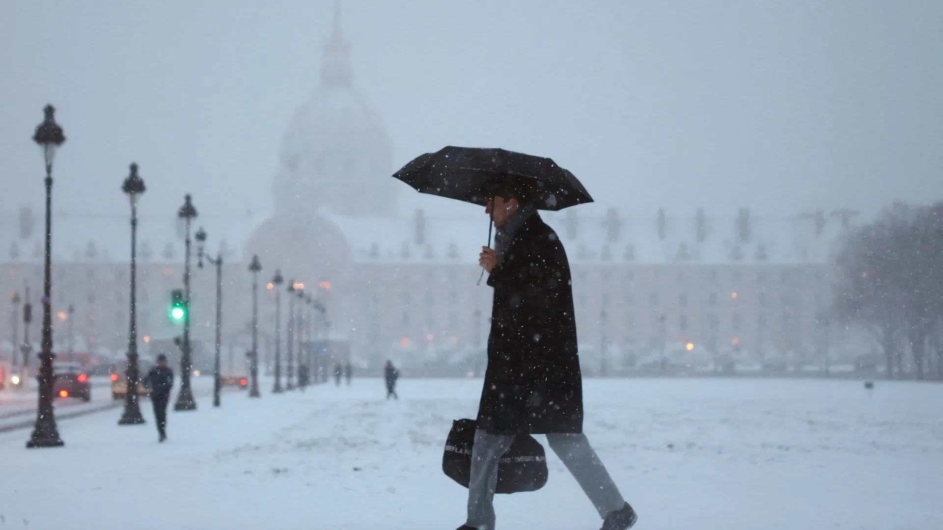 
                    Neve afeta aeroportos de Paris. Há voos para Portugal cancelados
                