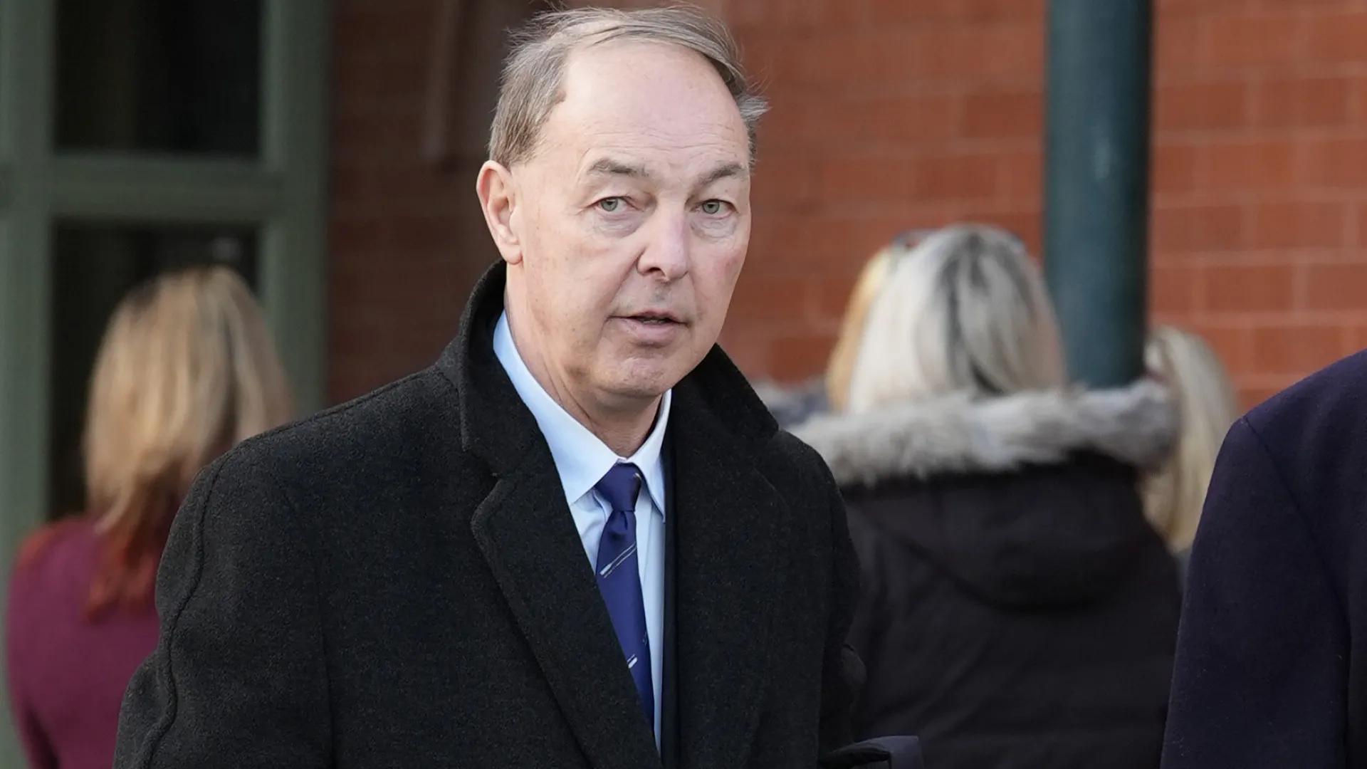 
                    Professor finge ser almirante da Marinha Real britânica. Foi condenado
                