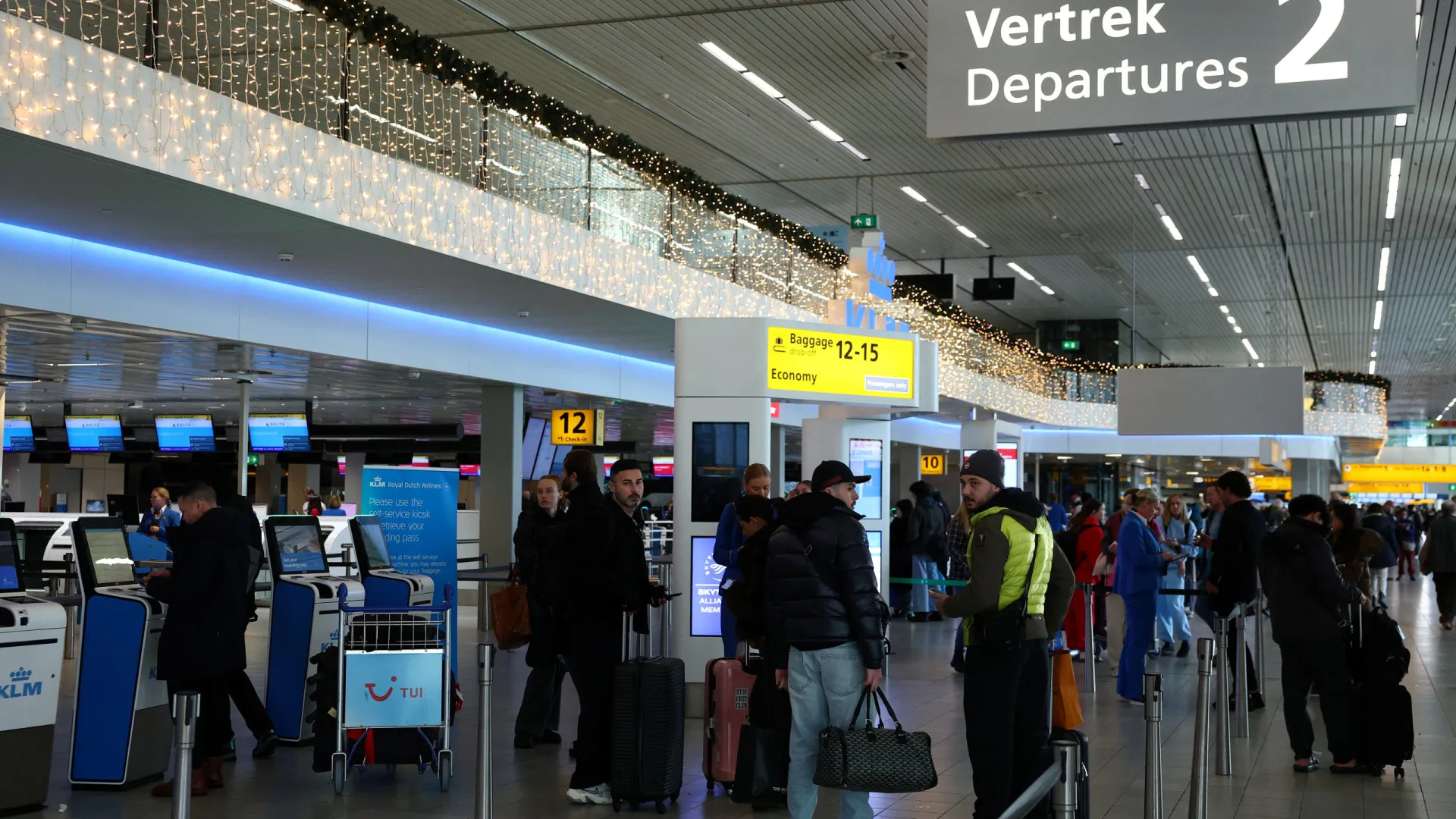 
                    Tempestade de neve cancela mais de 800 voos em Amesterdão
                