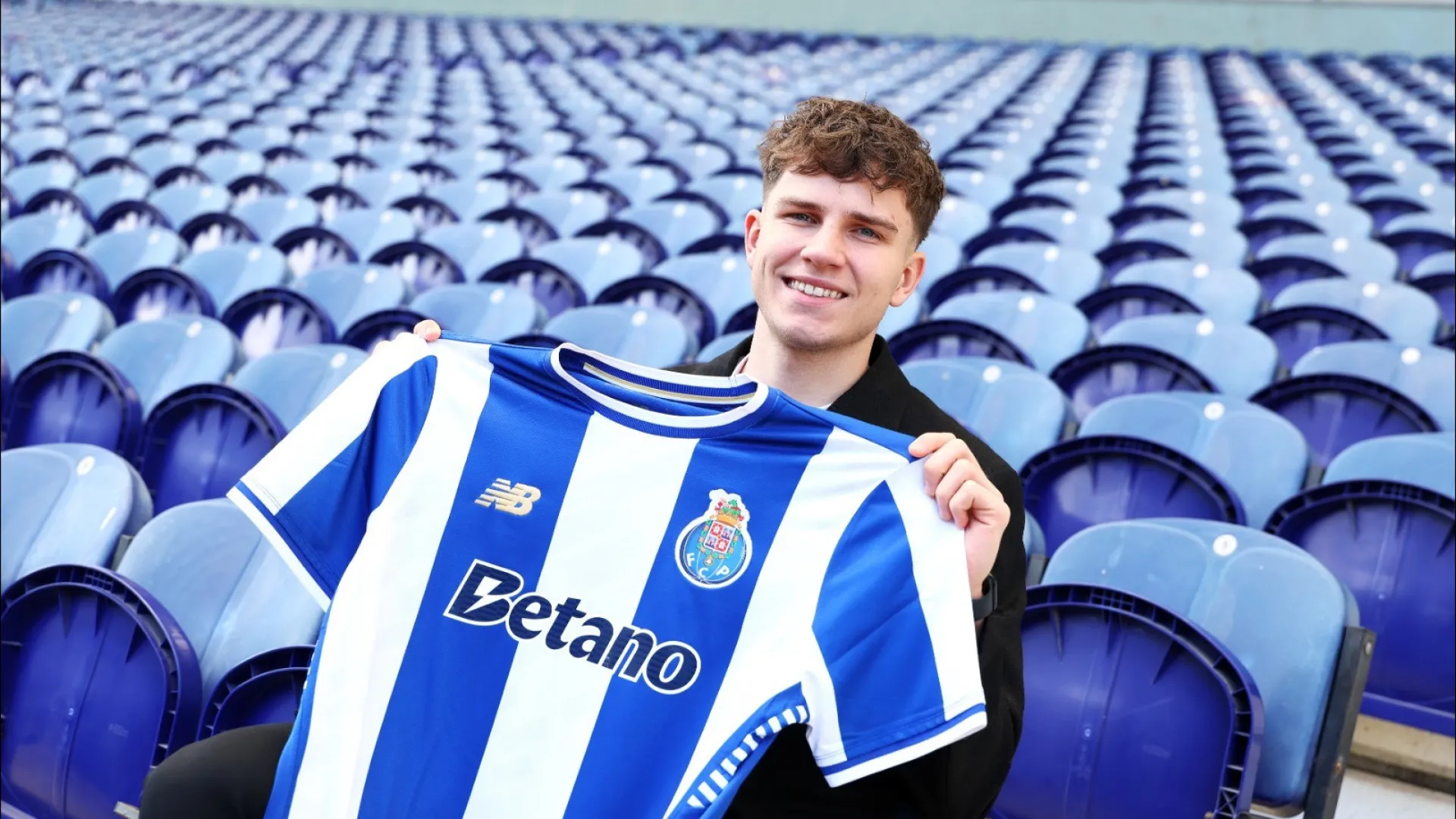 
                    Oficial: Oskar Pietuszewski é reforço do FC Porto
                