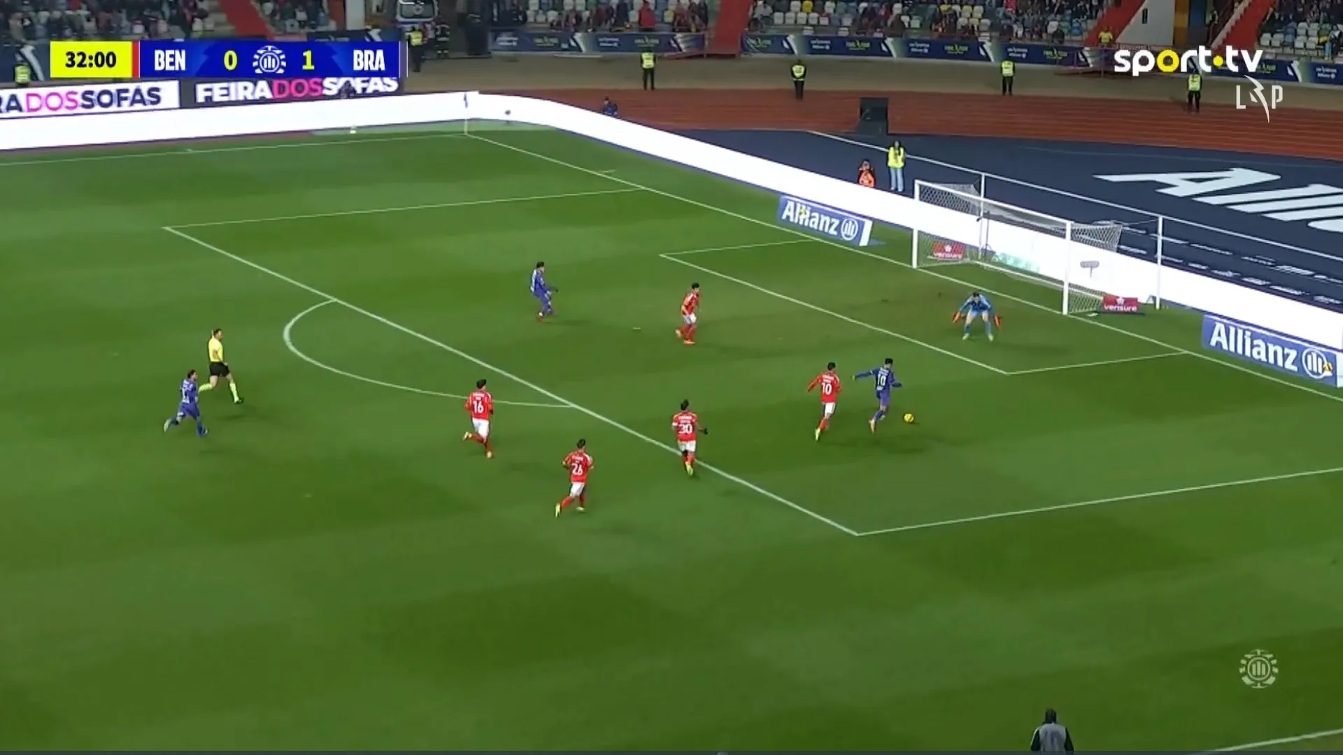 
                    Otamendi nas 'covas' e Zalazar foi de mota para o 0-2 ante o Benfica
                