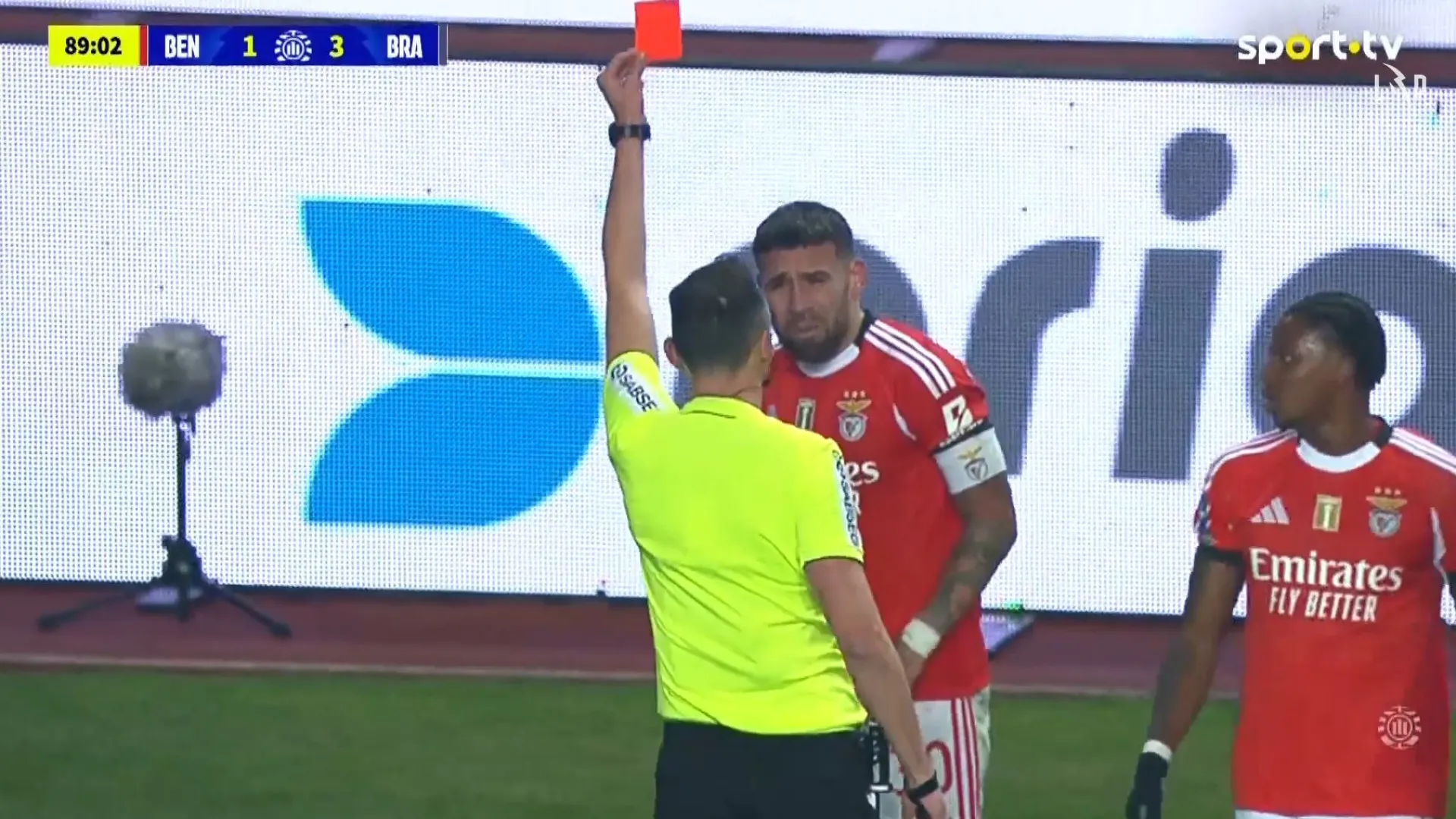 
                    A expulsão (infantil) de Otamendi que o tira do FC Porto-Benfica na Taça
                