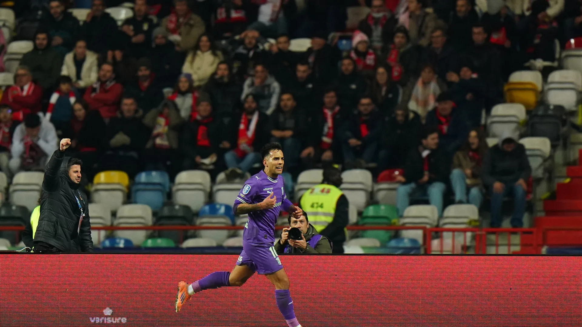 
                    'Besta negra' do Benfica apareceu em Leiria e deu pelo nome de Zalazar
                