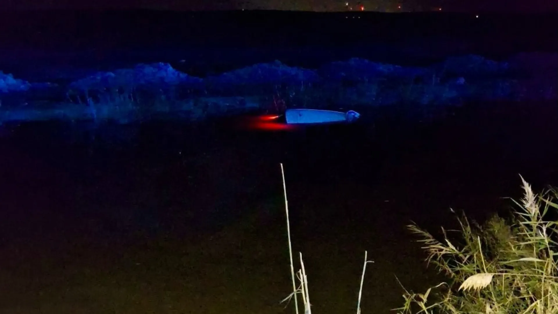 
                    Homem resgatado com vida de carro 