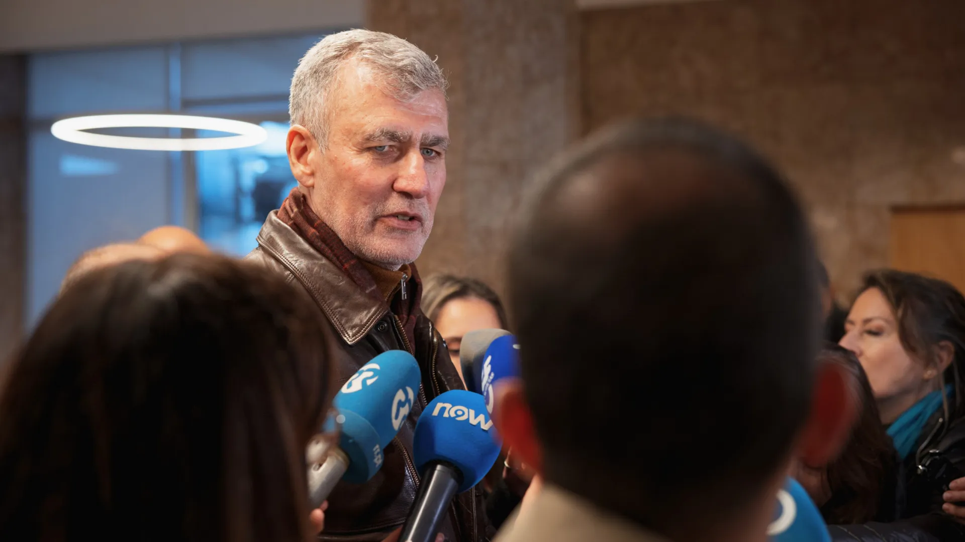 
                    Gouveia e Melo recebe um cavaquinho e ensaia cântico contra sondagens
                