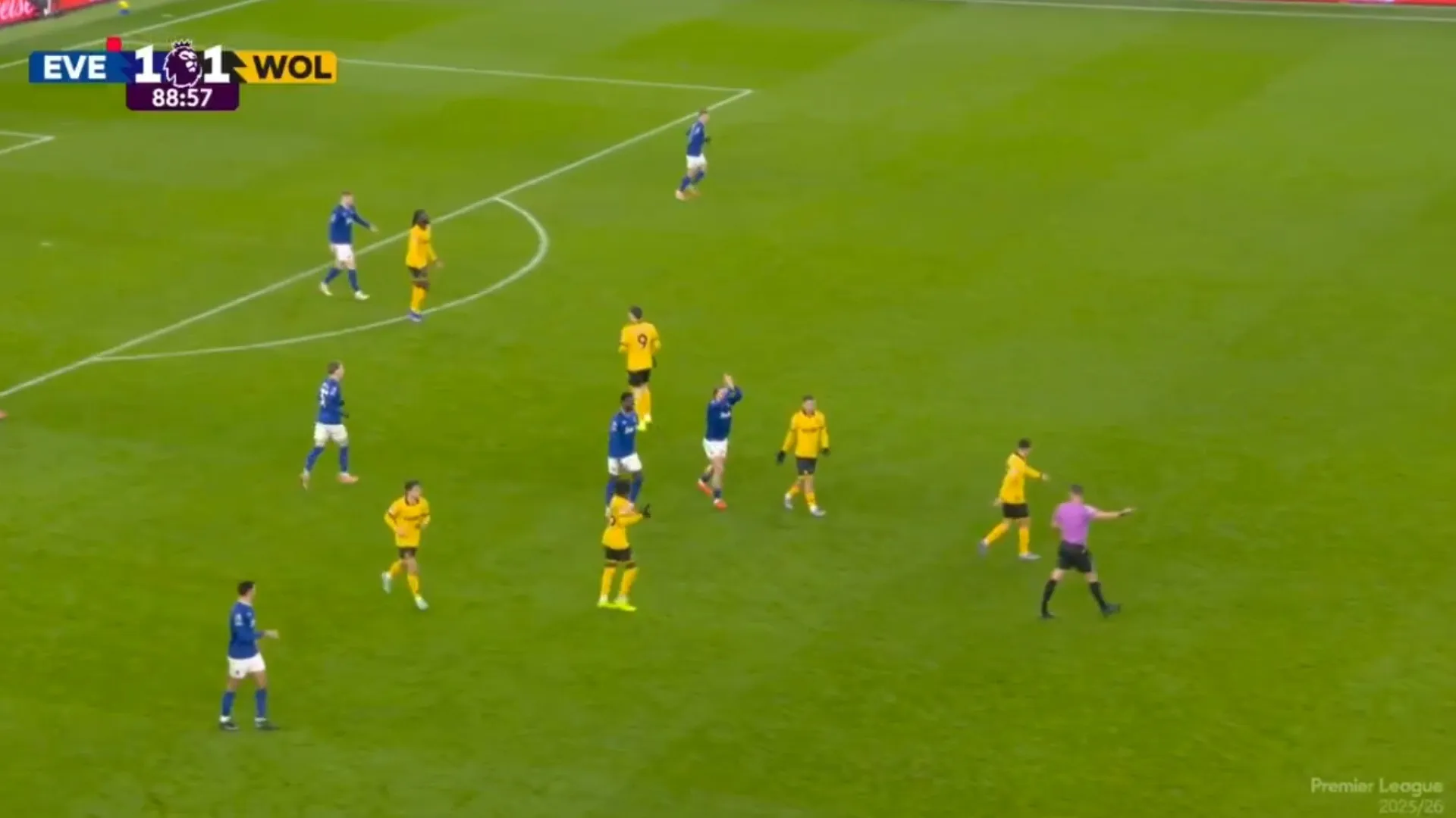 
                    Bateu palmas ao árbitro e acabou expulso na Premier League (sim, leu bem)
                