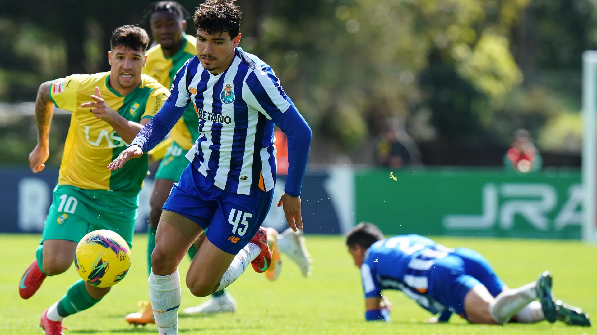 
                    Oficial: FC Porto prolonga empréstimo de João Moreira, mas com ajustes
                