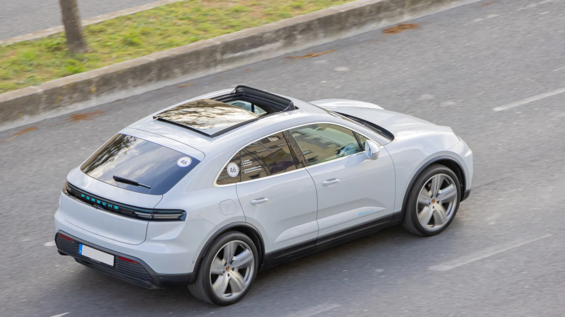 
                    Ex-CEO da Porsche admite erro na eletrificação do Macan
                