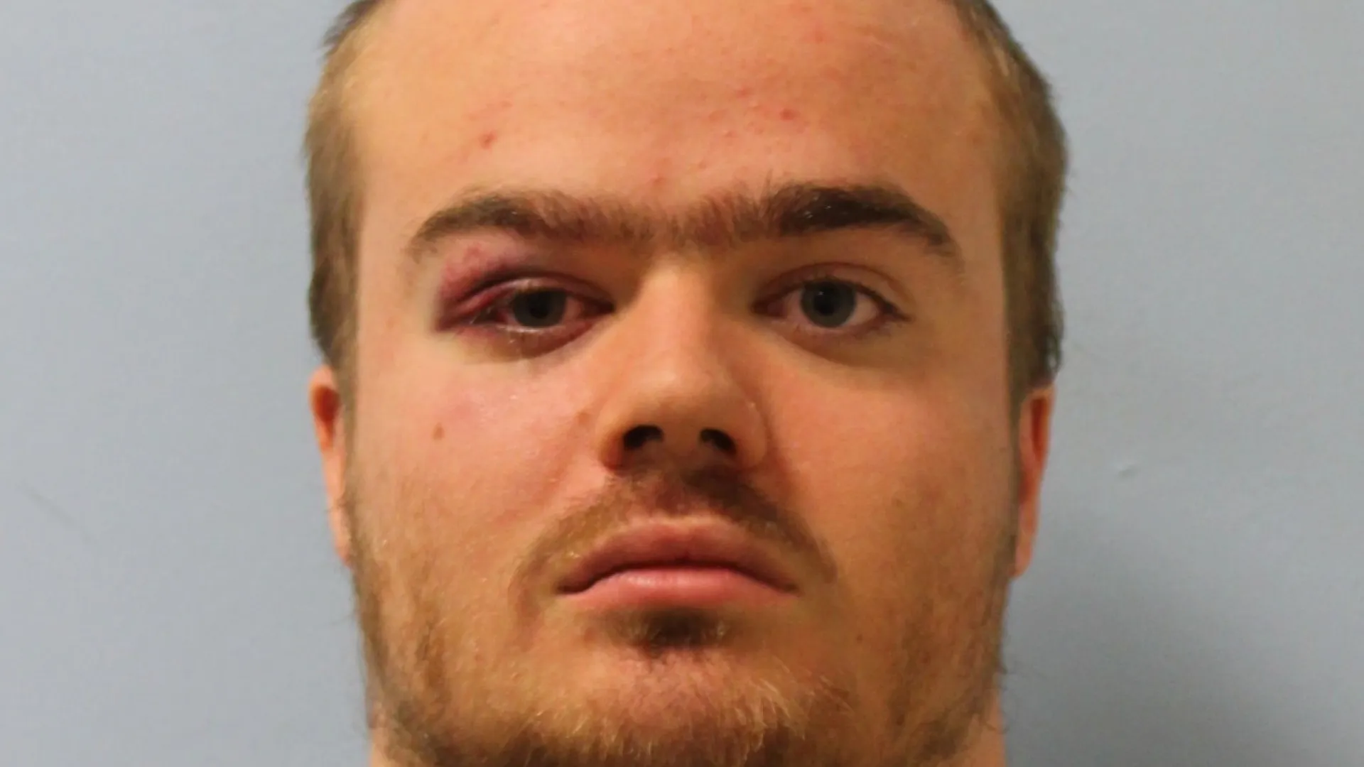 
                    Homem que empurrou menino de museu condenado por agredir enfermeiras
                