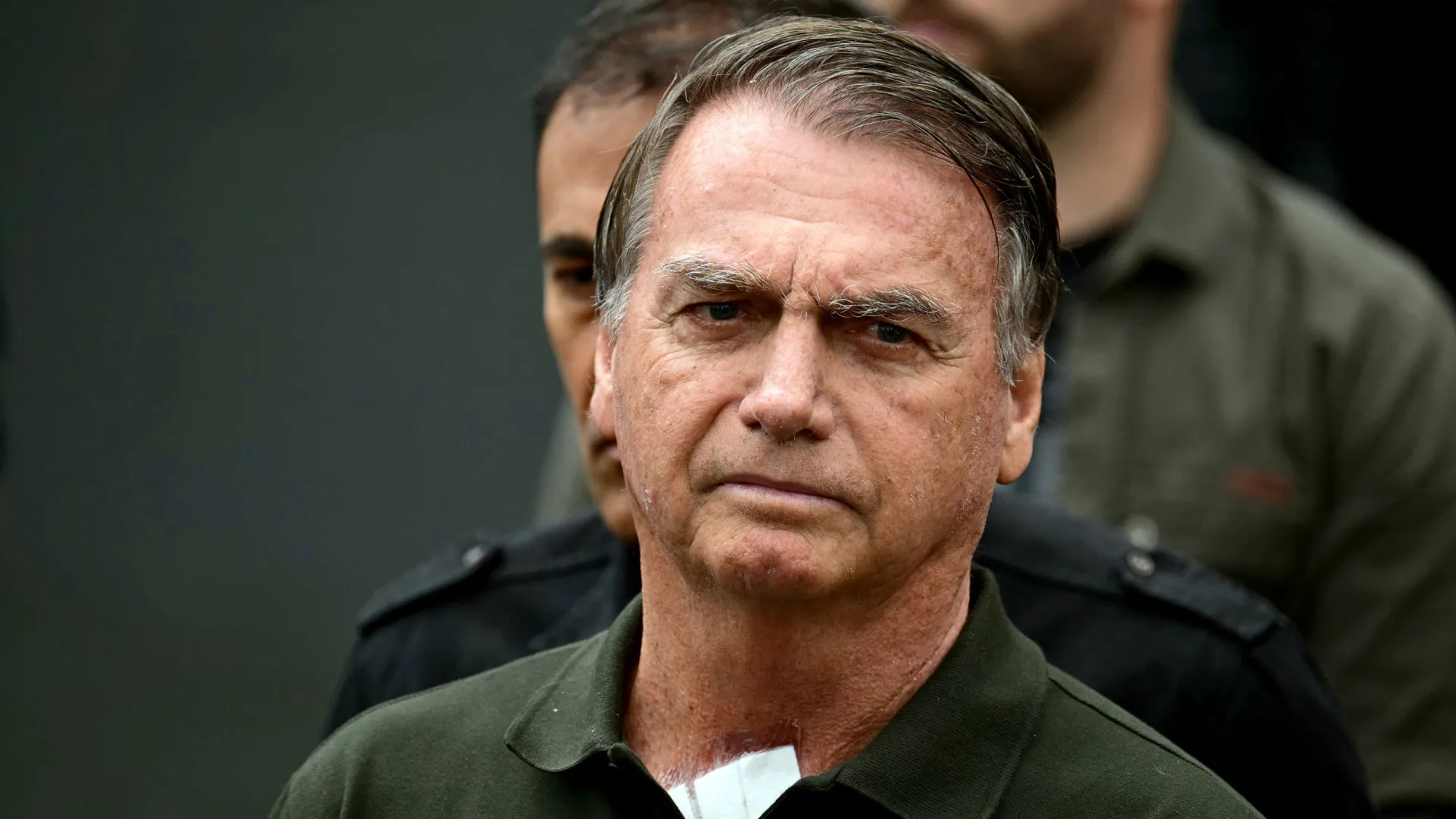 
                    Bolsonaro quer descontar dias de prisão com leitura de livros. E quais?
                