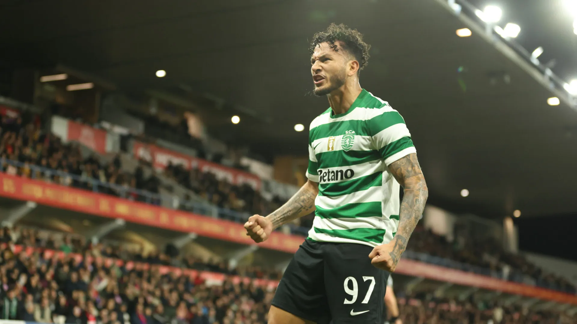 
                    Luis Suárez paga por porta partida. Adeptos do Benfica 'tramam' Rui Costa
                