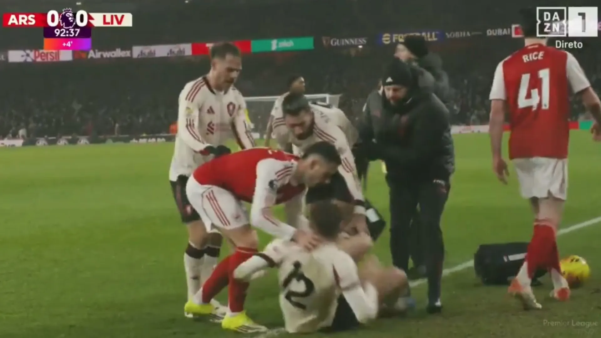 
                    Martinelli empurrou Bradley após lesão e instaurou-se a confusão
                