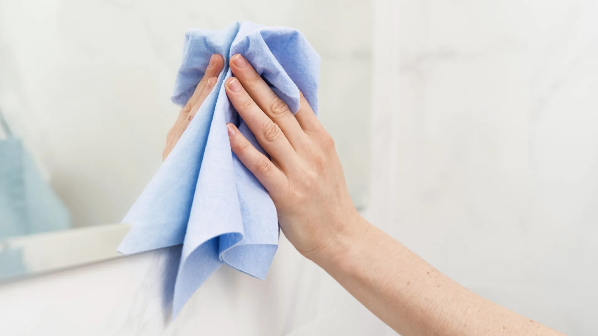 
                    Nem precisa de limpa vidros... Truques para deixar os espelhos brilhantes
                