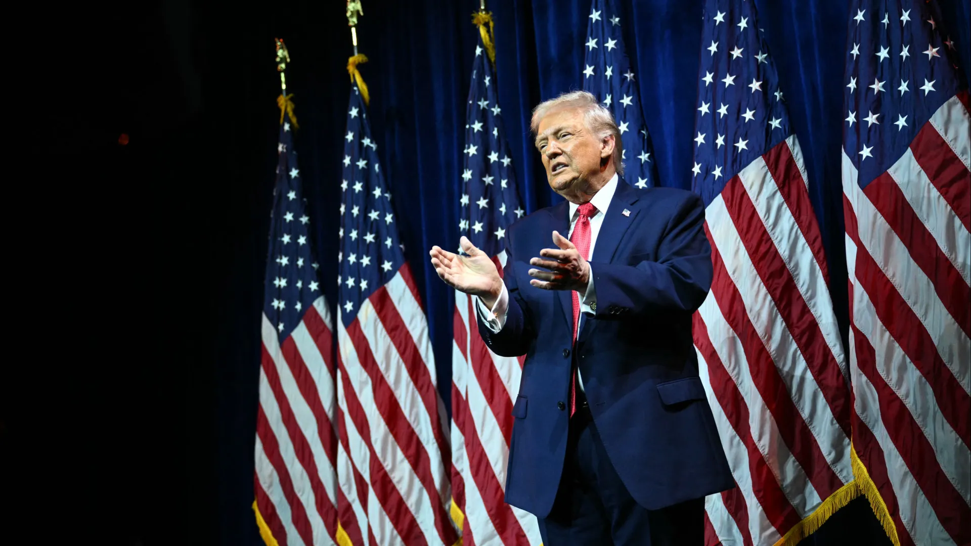 
                    Trump impõe tarifas de 25% a países que façam negócios com o Irão
                