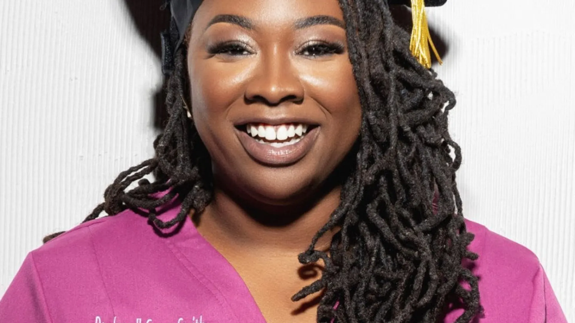 
                    Parteira que queria mudar acesso à saúde nos EUA morre após dar à luz
                