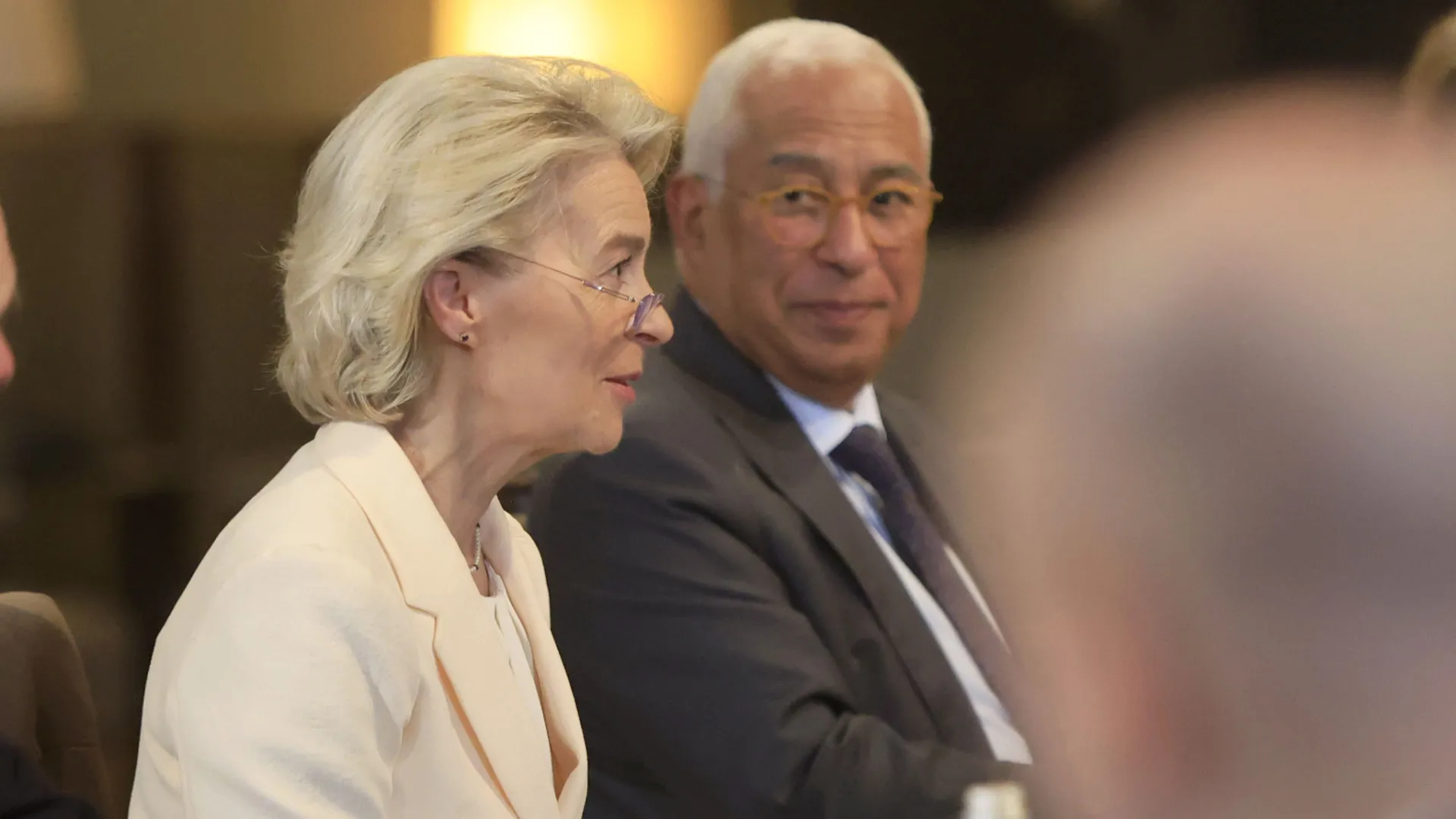 
                    Israel ataca no Líbano em dia de visita de Costa e von der Leyen
                