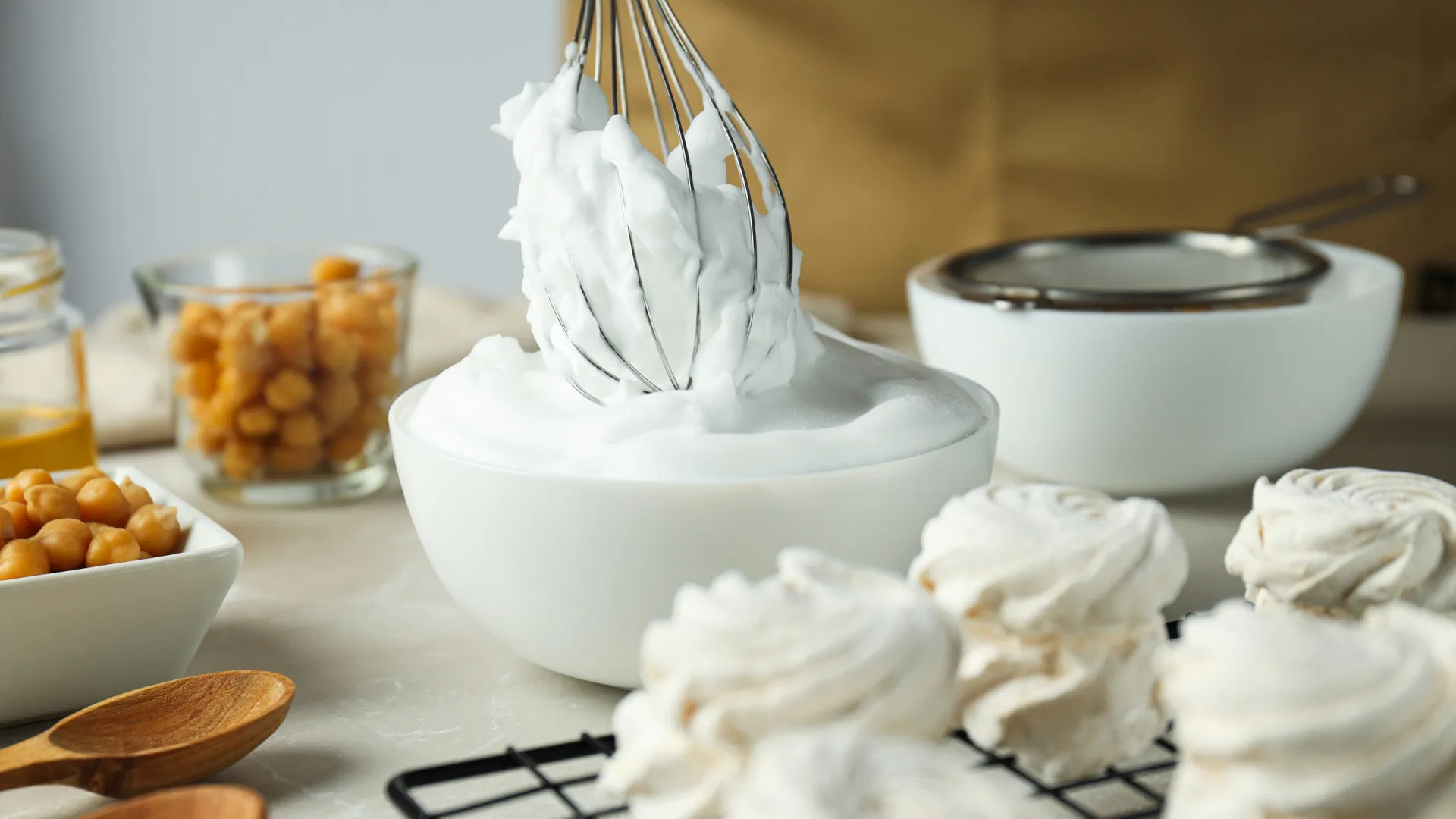 
                    Ideal para bolos fofos! O substituto caseiro (vegano) das claras de ovo
                