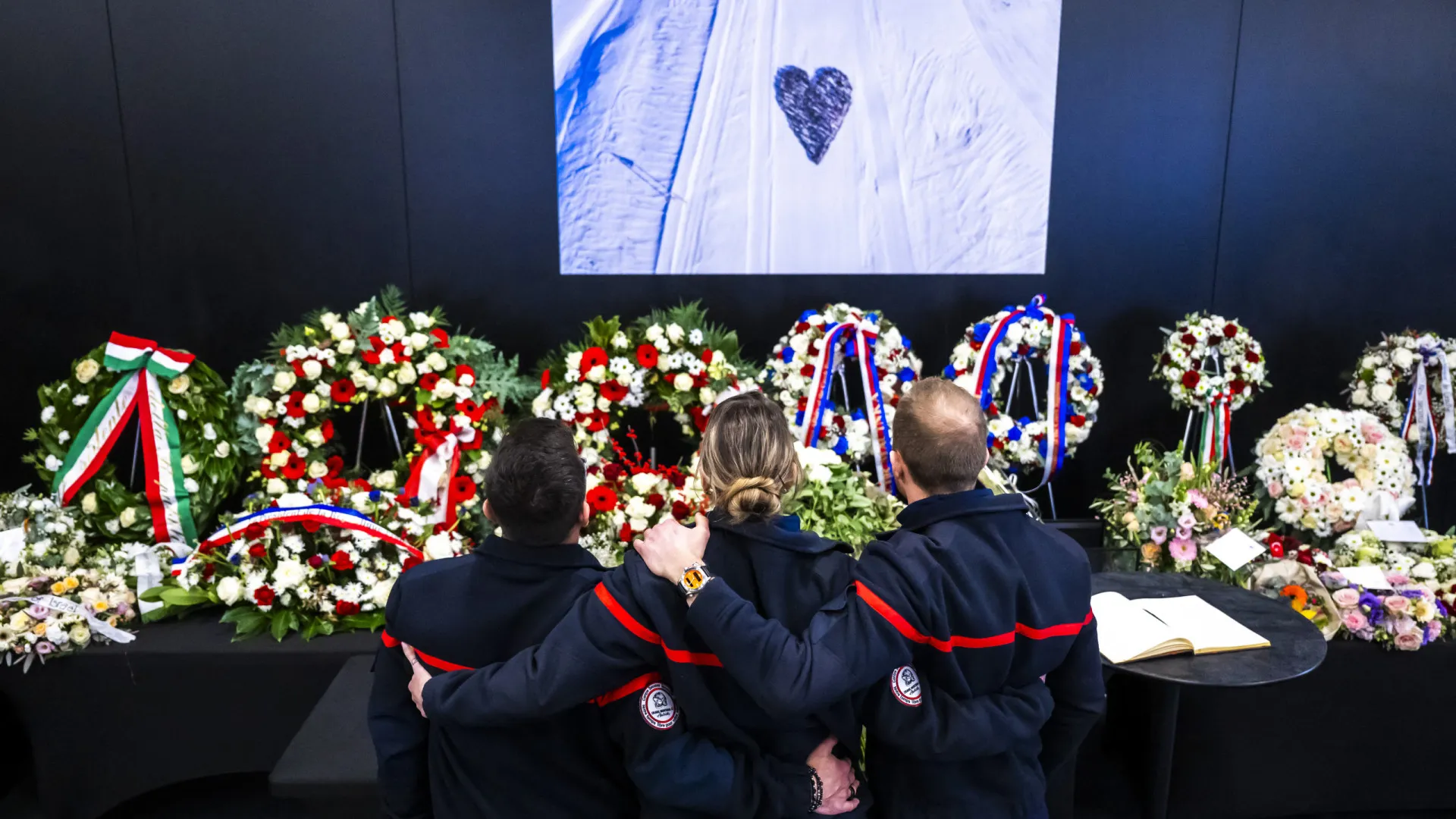 
                    Suíça presta homenagem a vítimas de incêndio em Cras-Montana. As imagens
                