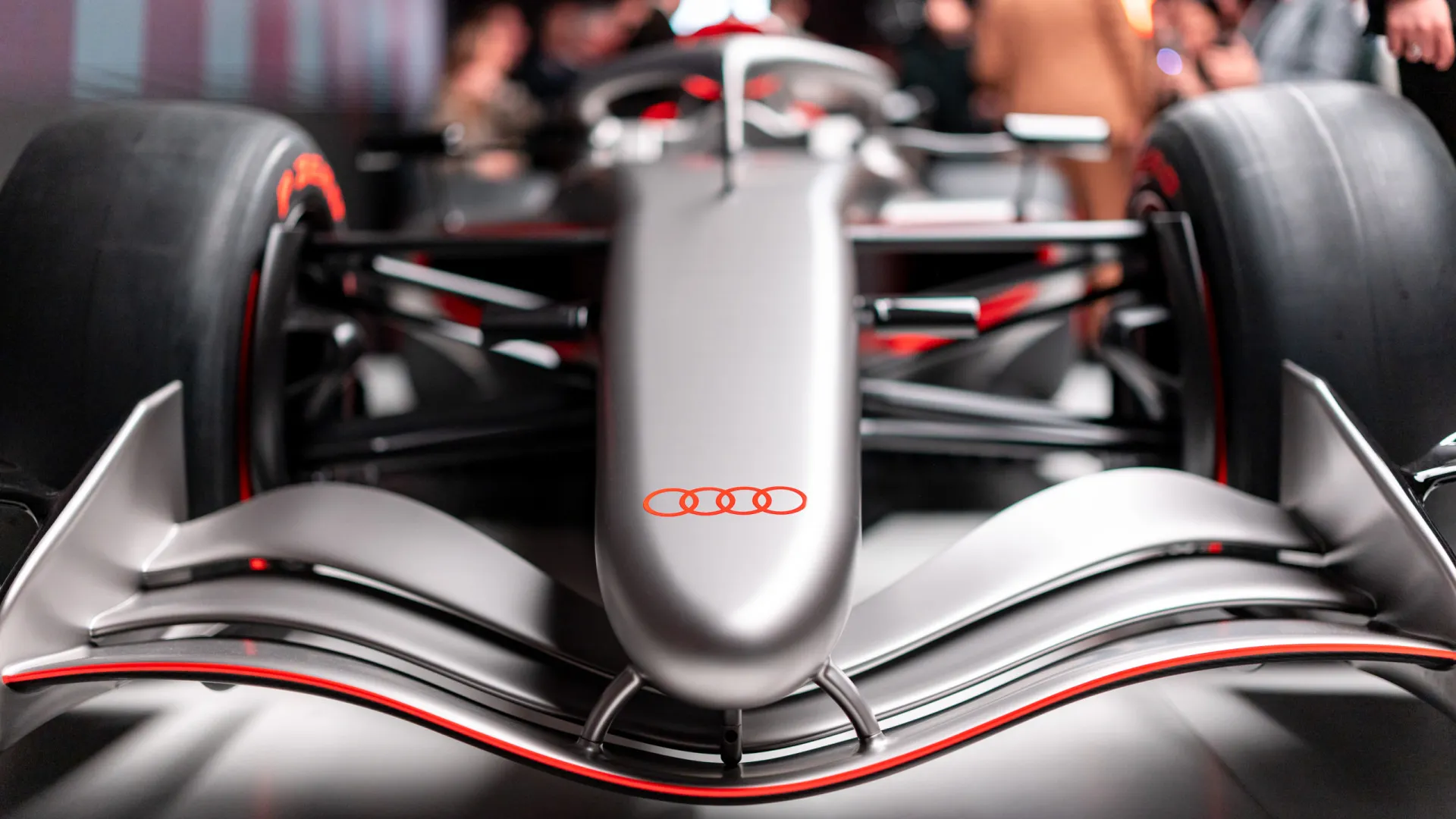 
                    Fórmula 1 da Audi já saiu à pista (e há vídeo)
                