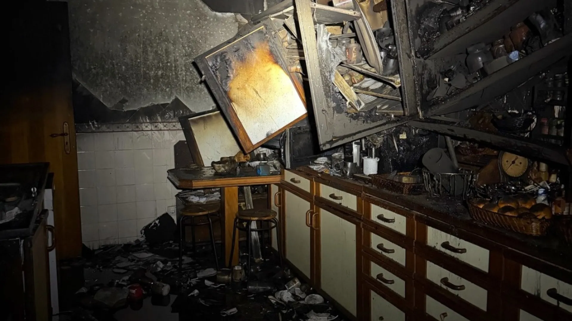 
                    Ferido leve em incêndio numa habitação em Oeiras. 