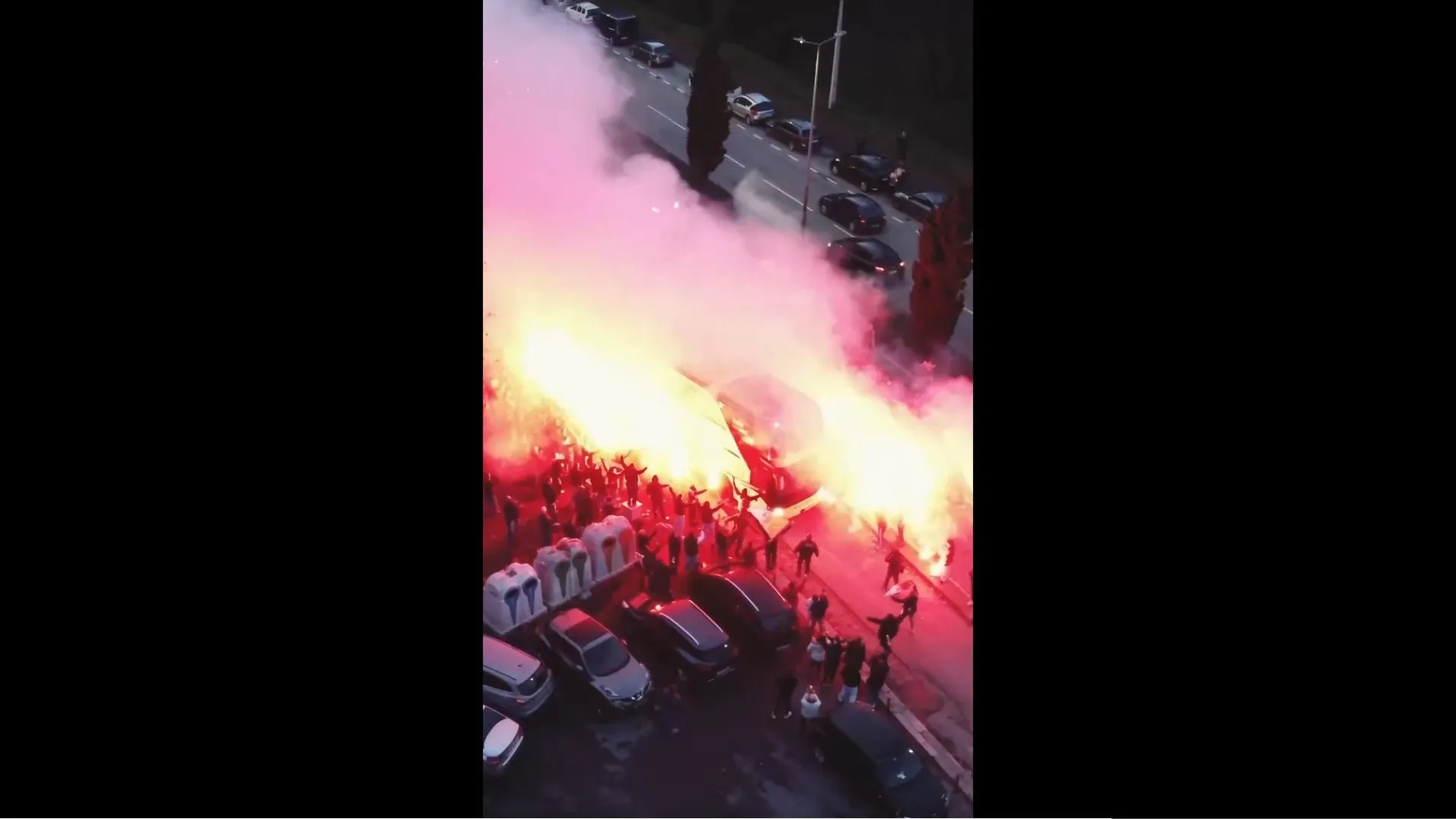 
                    Paixão no máximo. Adeptos do Sp. Braga eufóricos na saída do autocarro
                