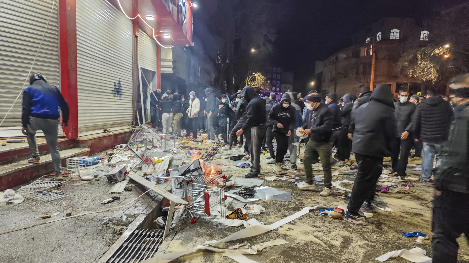 
                    13 dias de protestos, mortos e aviso de Trump: O que se passa no Irão?
                