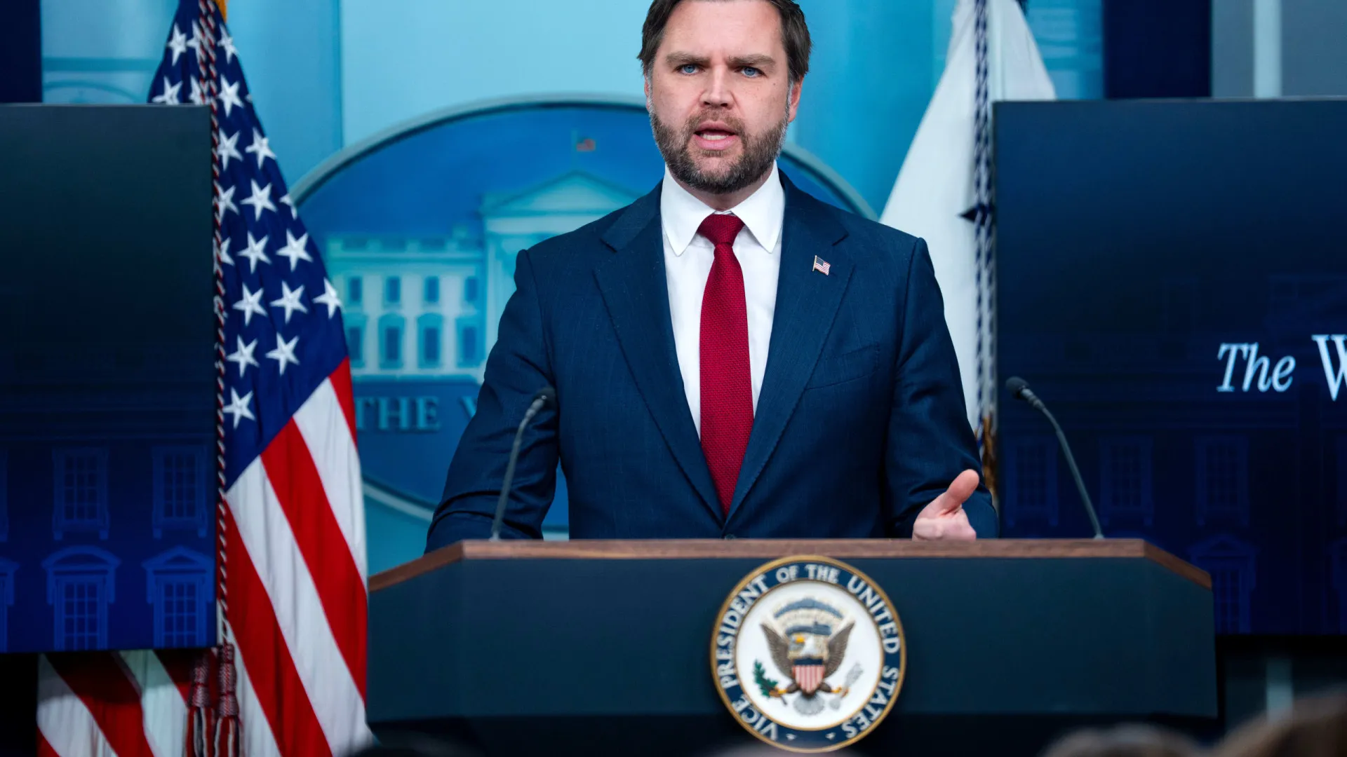 
                    Após vídeo, JD Vance diz que agente do ICE disparou 