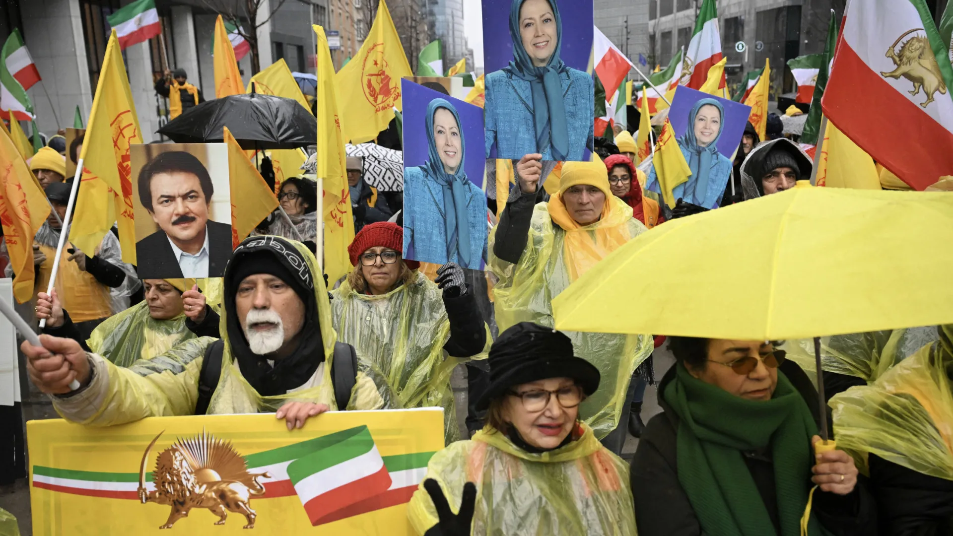 
                    Iranianos continuam em protesto e voltam a encher ruas de Teerão
                