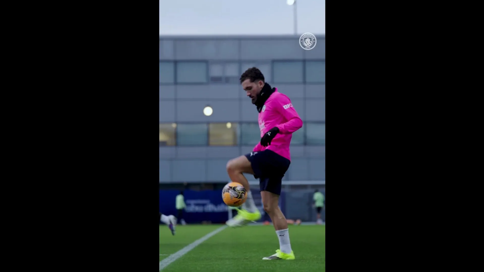 
                    Cherki volta a encantar adeptos do City com este incrível gesto técnico
                