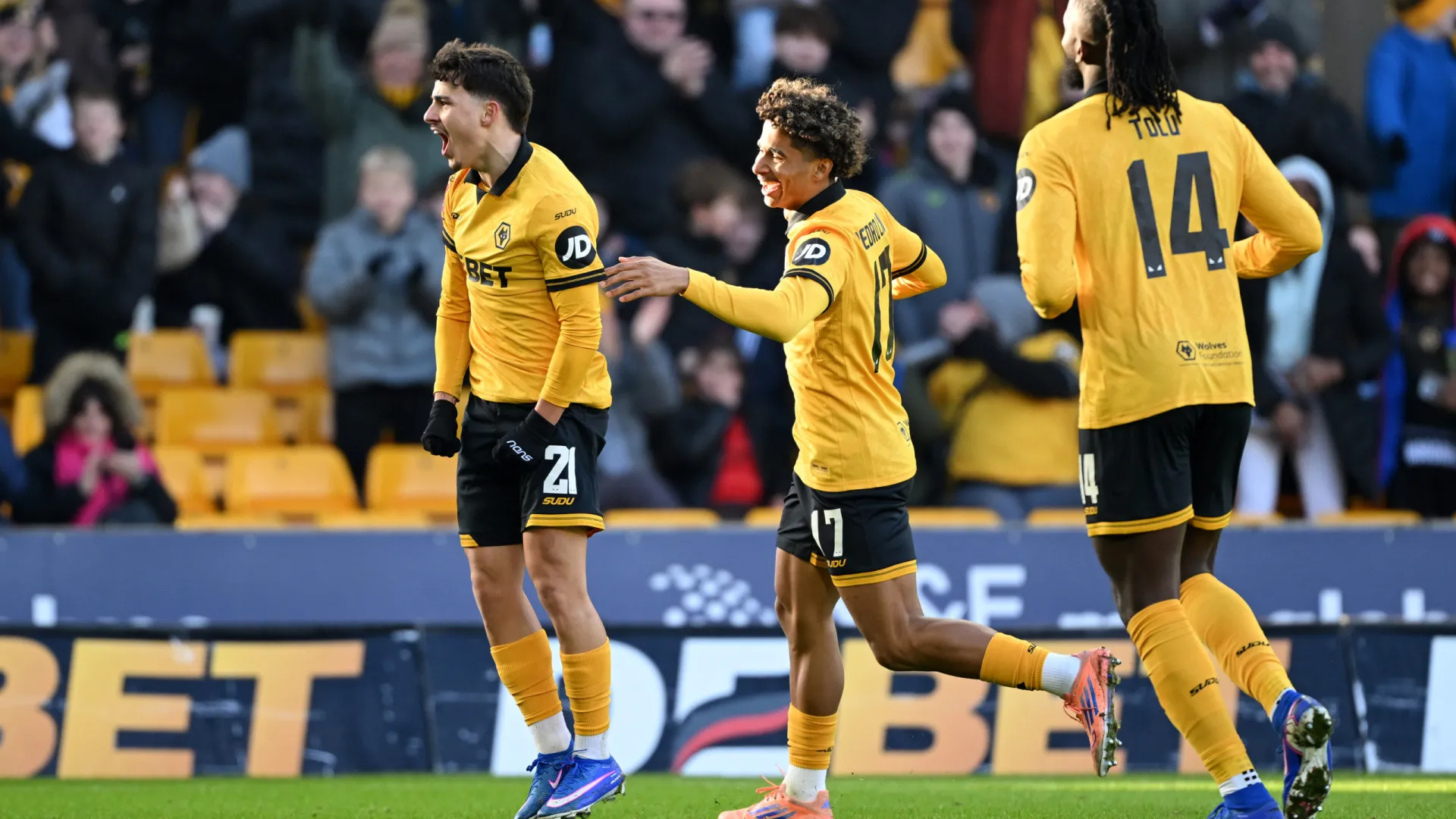 
                    Rodrigo Gomes volta com tudo em dia de escândalo na Taça de Inglaterra
                