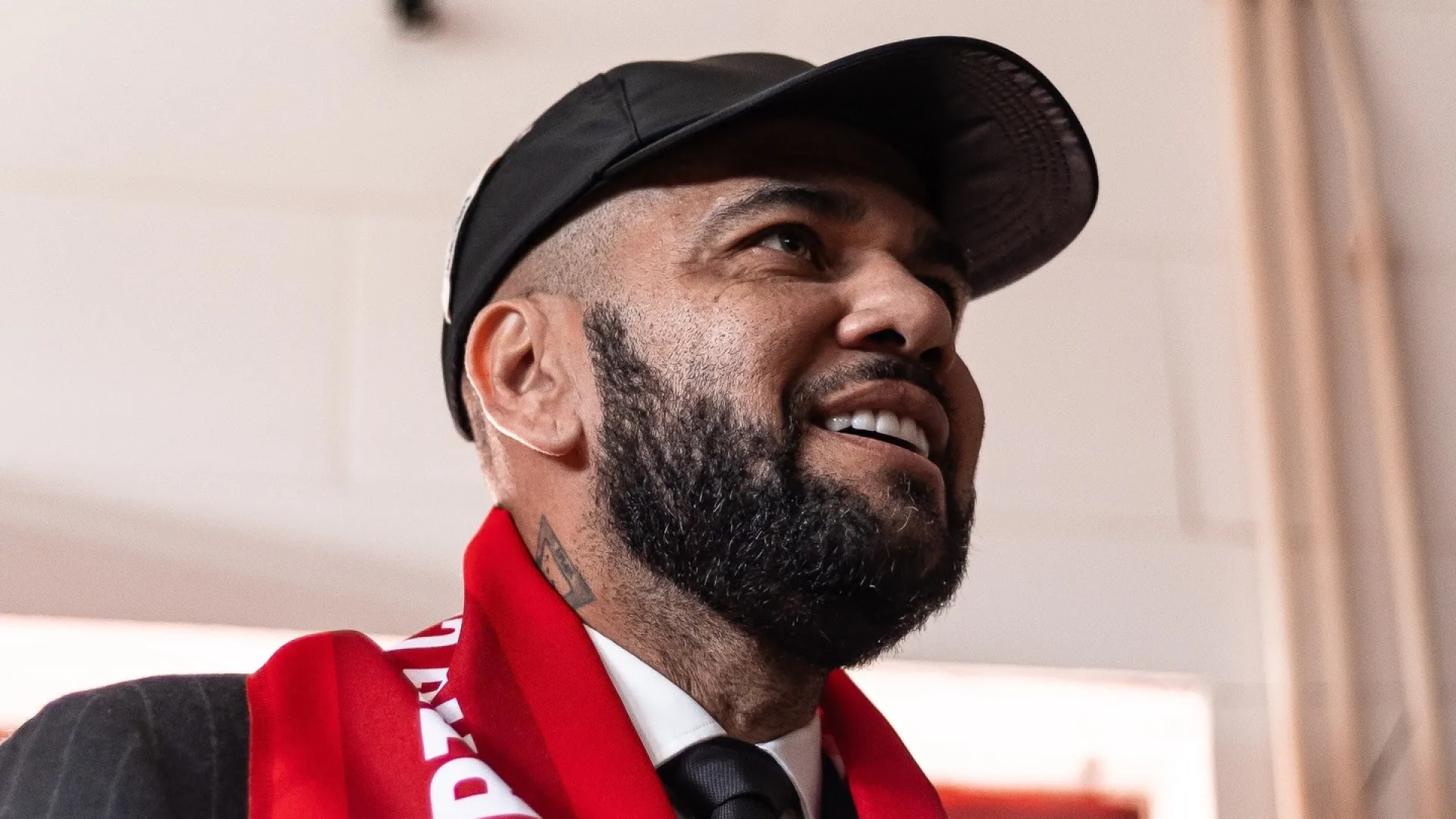 
                    Oficial: Dani Alves despede treinador 15 dias após comprar S. João de Ver
                