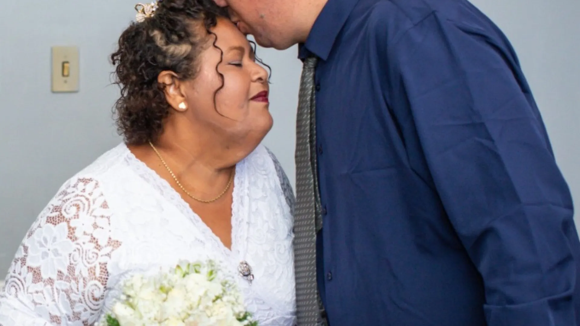 
                    Casaram-se no hospital após doença da noiva. Agora, celebrarão em castelo
                