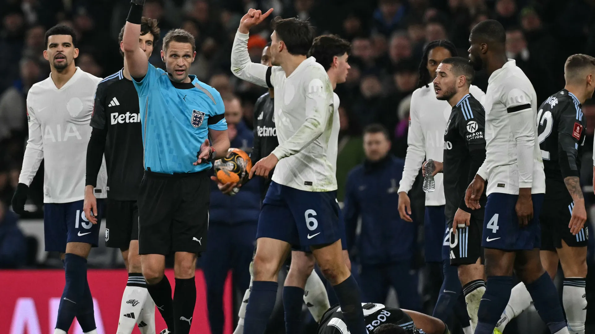 
                    Tottenham vai de mal a pior e já nem a Taça sobra a João Palhinha
                